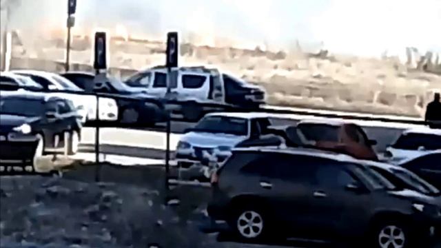 Загорелась трава на улице Завертяева 9 Д в Омске