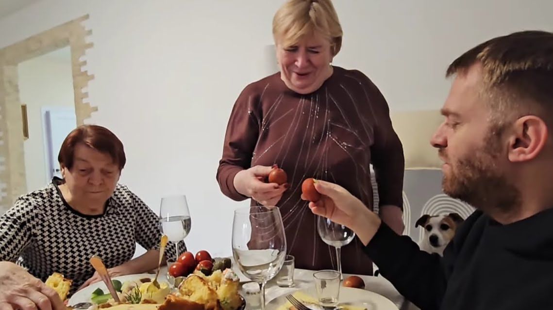 Обзор-  АБСУРД НА ИГРЕНИ ЗА СТОЛОМ.