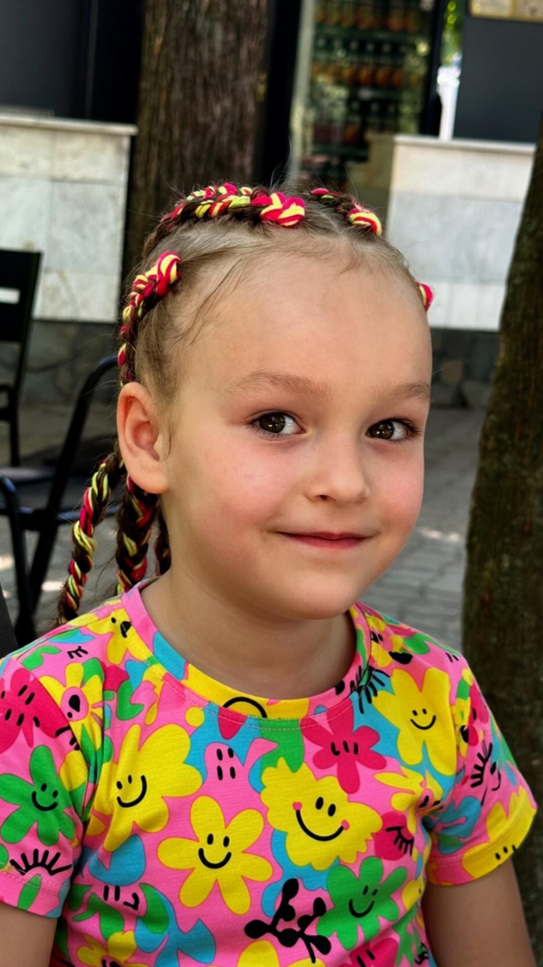 Арина гуляет по городскому парку в Ейске и делает самые настоящие африканские косички