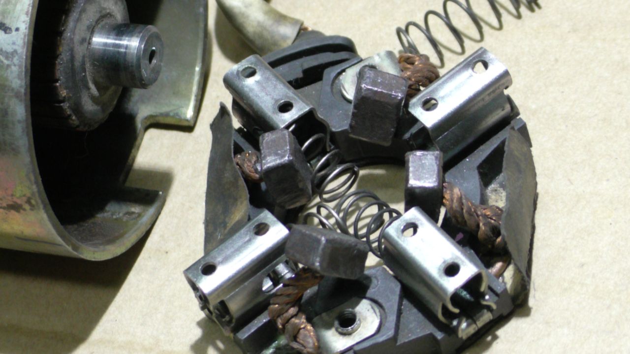 Как снять и поставить щётки стартера быстро и без проблем.