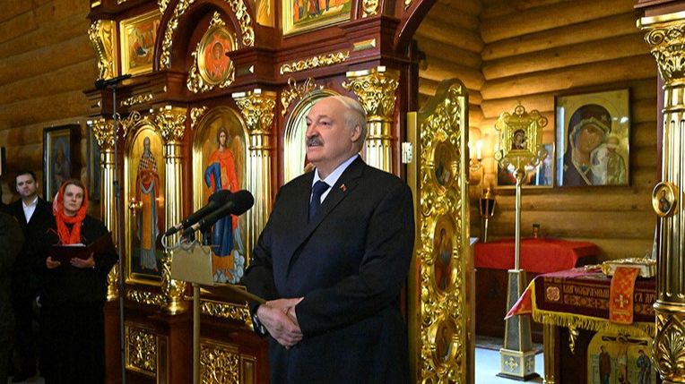Лукашенко на Пасху посетил один из деревенских храмов