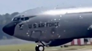 Самолет ВВС США с повреждениями от иранской ракеты сняли на видео