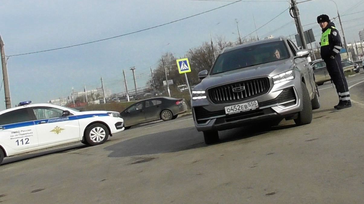 Один инспектор нарушения не видит, второй исправляет нарушение. КТО ИЗ НИХ ПРАВ