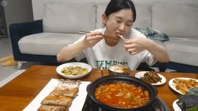 Мукбанг кочуджанг , рыба на гриле , рыбный пирог Еда на камеру