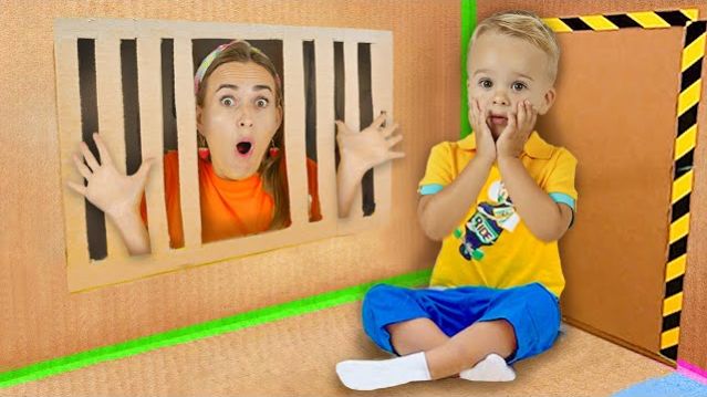 Мама устраивает для Криса испытание лабиринта в коробке.