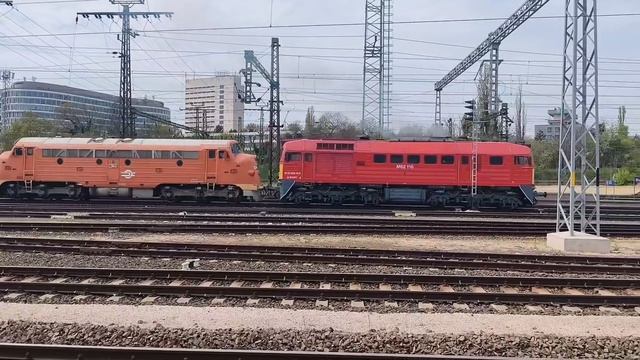 Отправление тепловоза M62 116 с холодным тепловозом М61.019