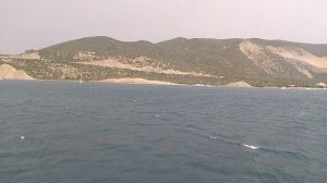 Плывем на яхте по Чёрному морю к маяку в Большом Утрише