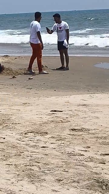 Зарыли в песок своего друга на пляже Индийского голубоглазого океана. Шутка.