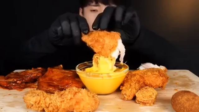 Мукбанг курица барбекю , курица во фритюре, сырные шарики Еда на камеру