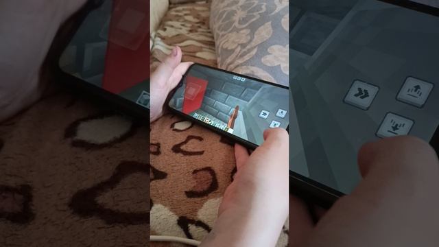 друг играет в майнкрафт