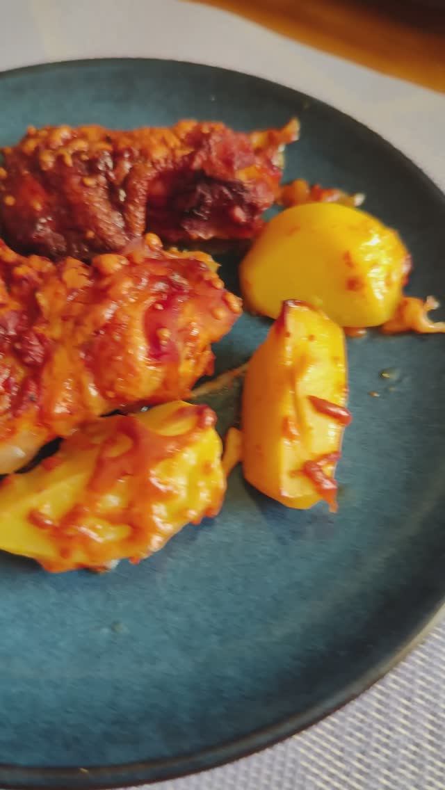 Крылышки куриные с картошкой запекла