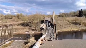 Автомобильный мост обрушился в Ленинградской области: кадры с места ЧП.