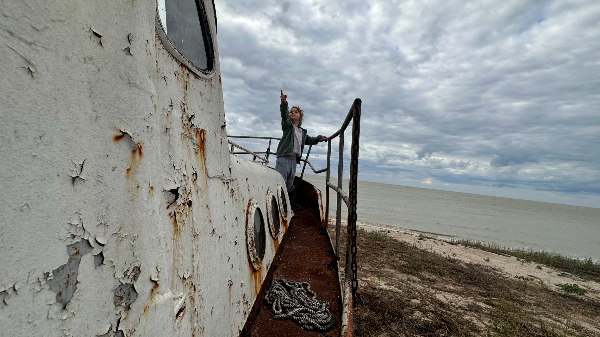 Арина пропалывает траву во дворе, гуляет вдоль моря и делает фотосессию у старого кораблика