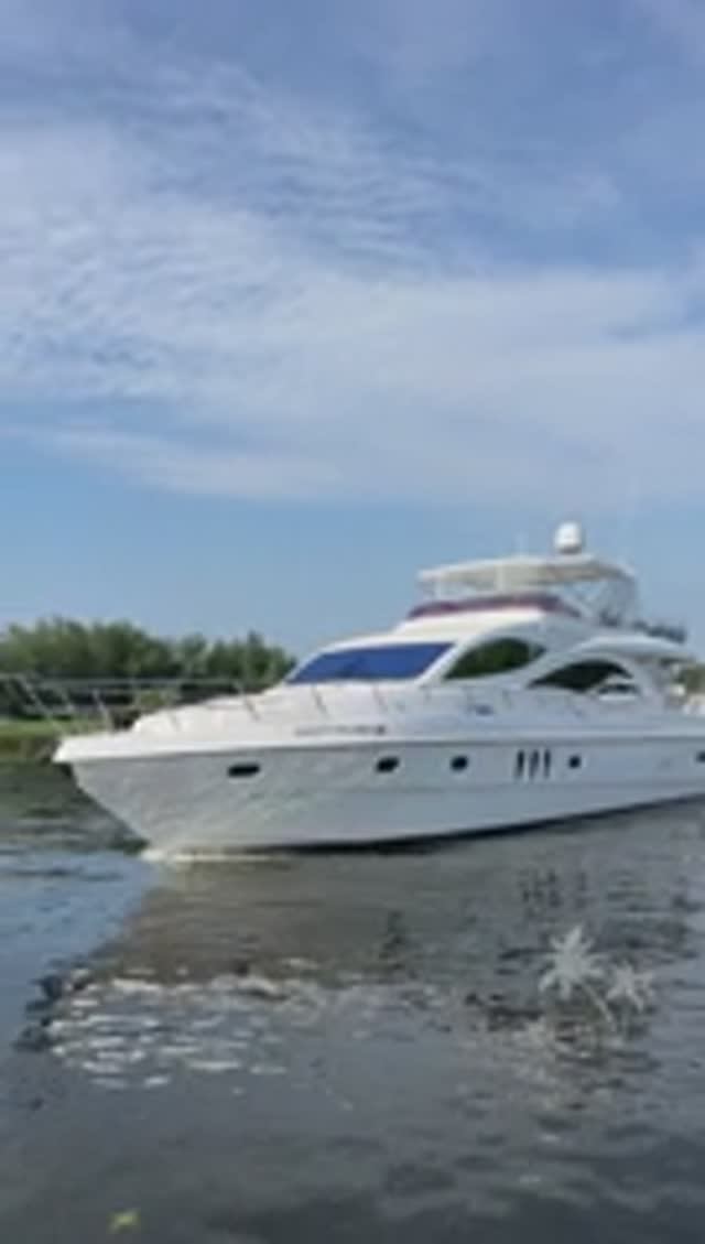 Яхты Majesty 66 Princess 52 Sunseeker Manhattan 44 Fairline Phantom 40