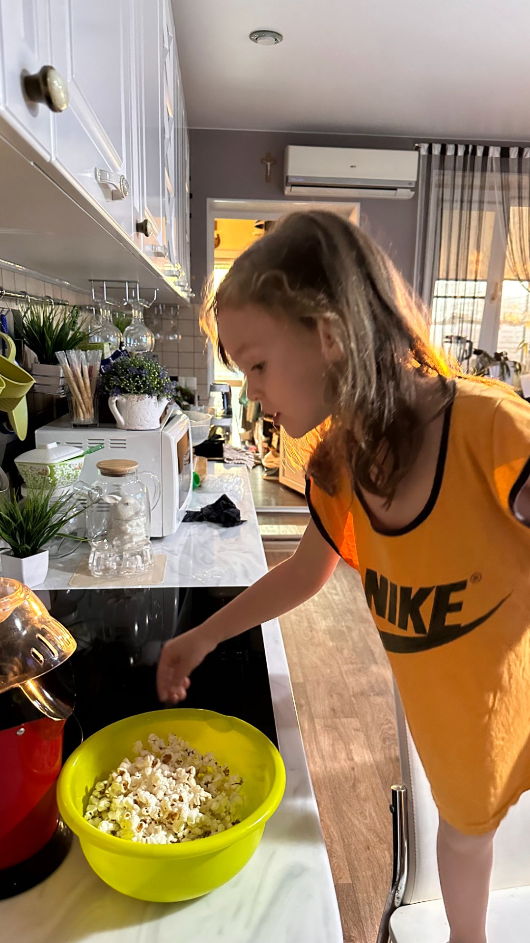 Арина рассказывает про огород и овощи, которые там растут и делает весёлый попкорн