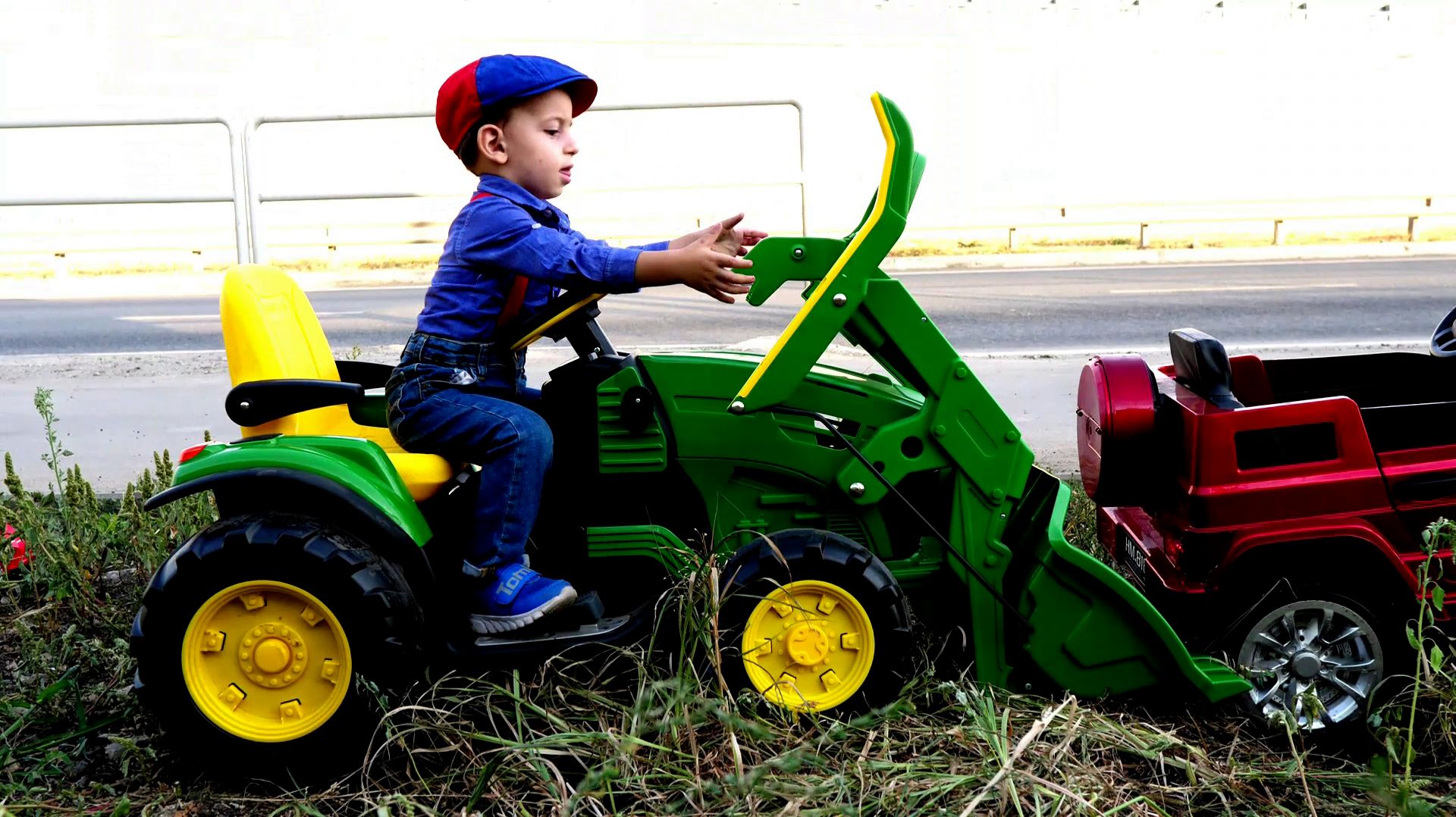 Машина Эрика застряла в грязи. На помощь пришел зеленый трактор.