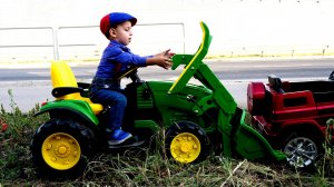 Машина Эрика застряла в грязи. На помощь пришел зеленый трактор.