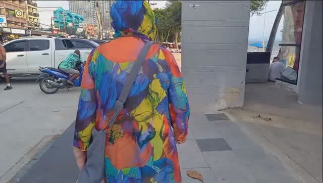 В Тайланде сильная жара. Вечер. Набережная