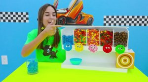 Крис и мама играют с детским сладким автоматом