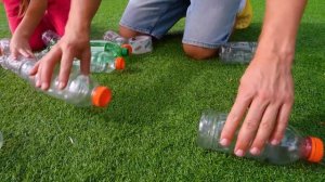 Майк и Крис собирают футбольные карточки