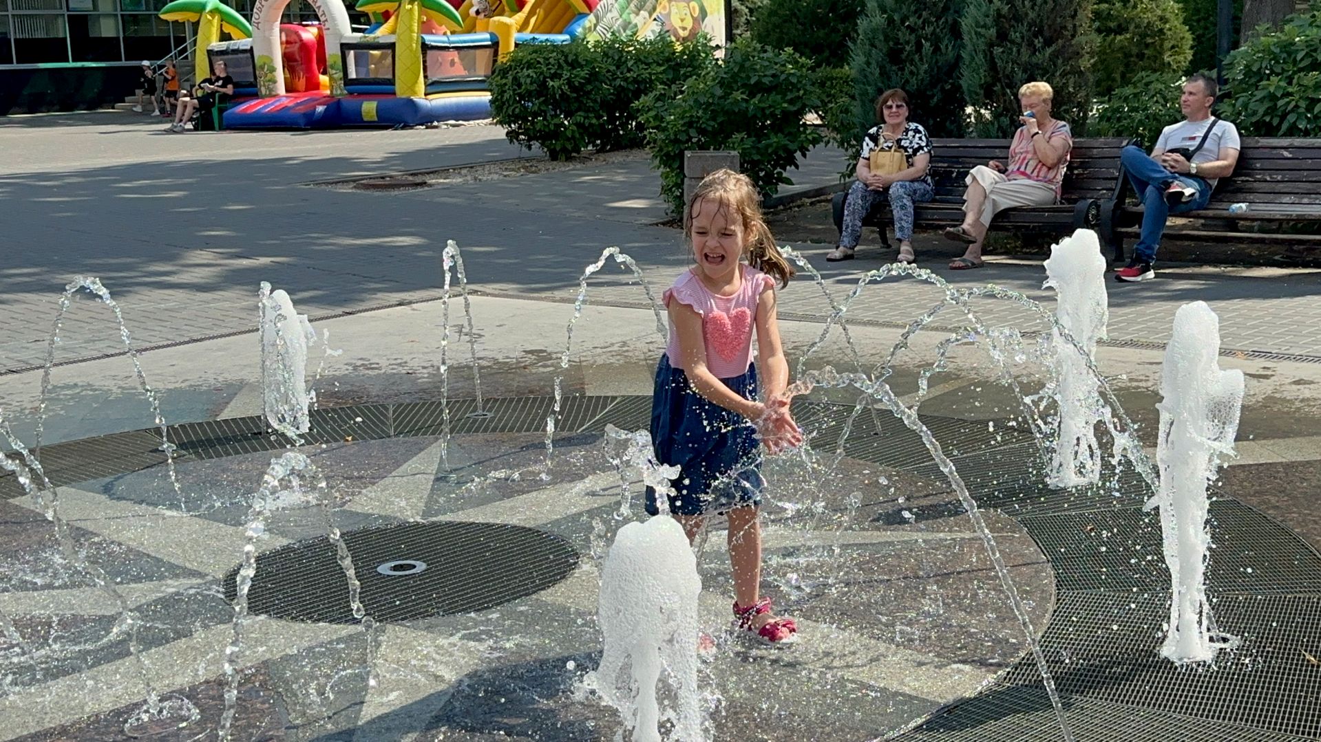 Арина посещает музей в городе Азов, гуляет в городе, играет с фонтаном, катается на драконе