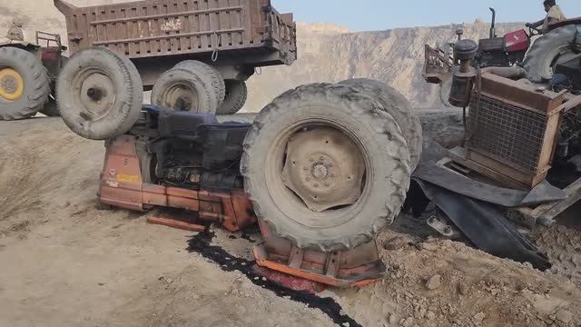 Перевернулся трактор пакистанских ремонтников. Но они не унывают!