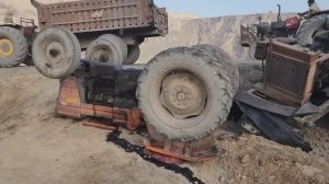 Перевернулся трактор пакистанских ремонтников. Но они не унывают!