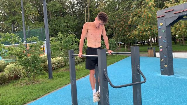 俄罗斯男子在双杠上做臂屈伸，力求成为更优秀的机器学习工程师 || 让我们一起努力吧 :)