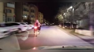 В Анапе полицейские устроили погоню за пьяной мотоциклисткой в розовом худи