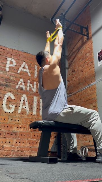 Жим резинкой перед собой сидя