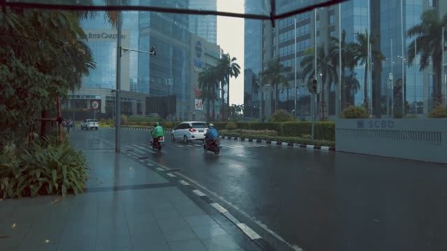 4K Прогулка под дождем в центральном деловом районе Судирман - южная Джакарта в сумерках