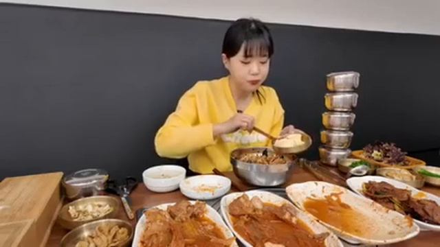 Мукбанг рис и тушёное кимчи с мясом Еда на камеру