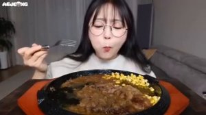 Мукбанг стейк под яблочным соусом Еда на камеру