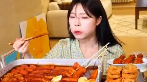 Мукбанг ттокпокки, курица и кимпбап Еда на камеру