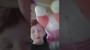 обзор на игрушки собаки и как я показываю свою собаку и она вам даже помахала там .