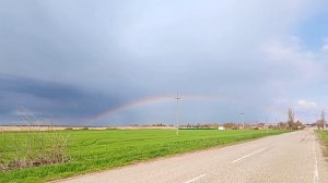 На самом деле радуга — это полный круг, но с земли мы видим только дугу