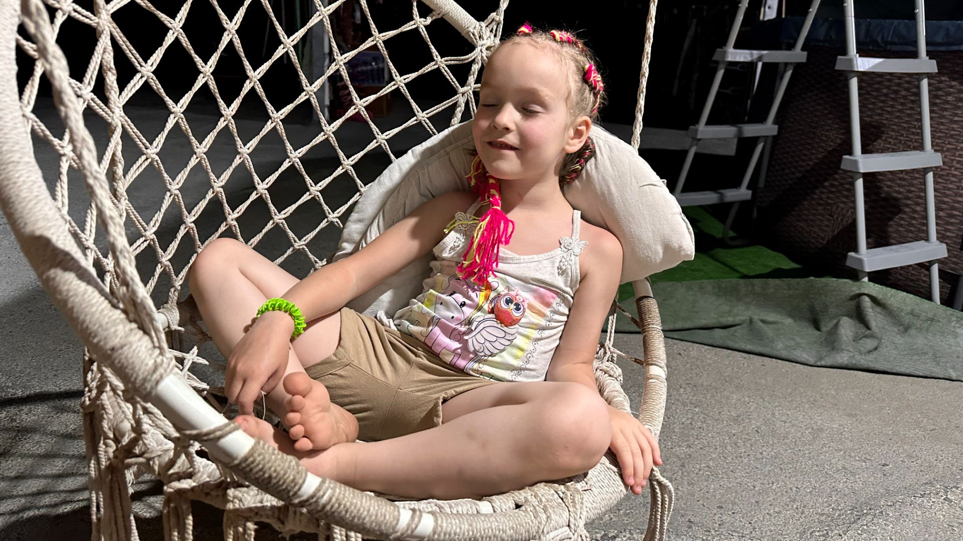 Арина пробует себя в роли доставщика OZON и становится лучшей  (по версии двора)