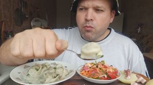 ОБЖОР ПЕЛЬМЕНИ и салат с помидорами/мукбанг/еда на камеру