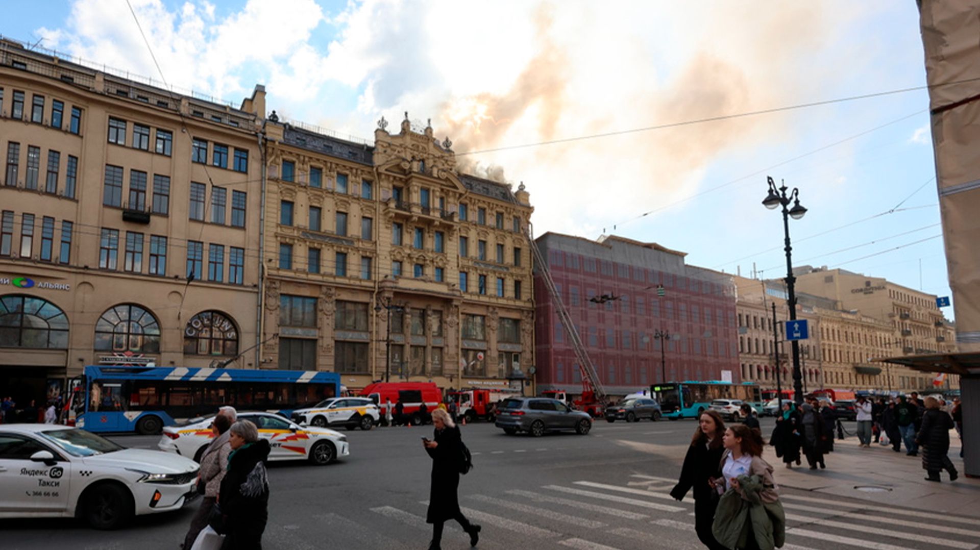 Чердак старинного доходного дома загорелся в центре Санкт-Петербурга