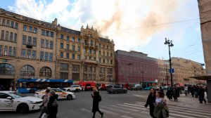 Чердак старинного доходного дома загорелся в центре Санкт-Петербурга