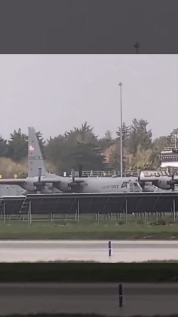 МУЖЧИНА РУБИТ ТОПОРОМ АМЕРИКАНСКИЙ ВОЕННО-ТРАНСПОРТНЫЙ САМОЛЕТ С-130 HERCULES