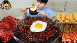 АСМР МУКБАНГ Гигантские куриные голени-барбекю, лапша с черной фасолью мукбанг!