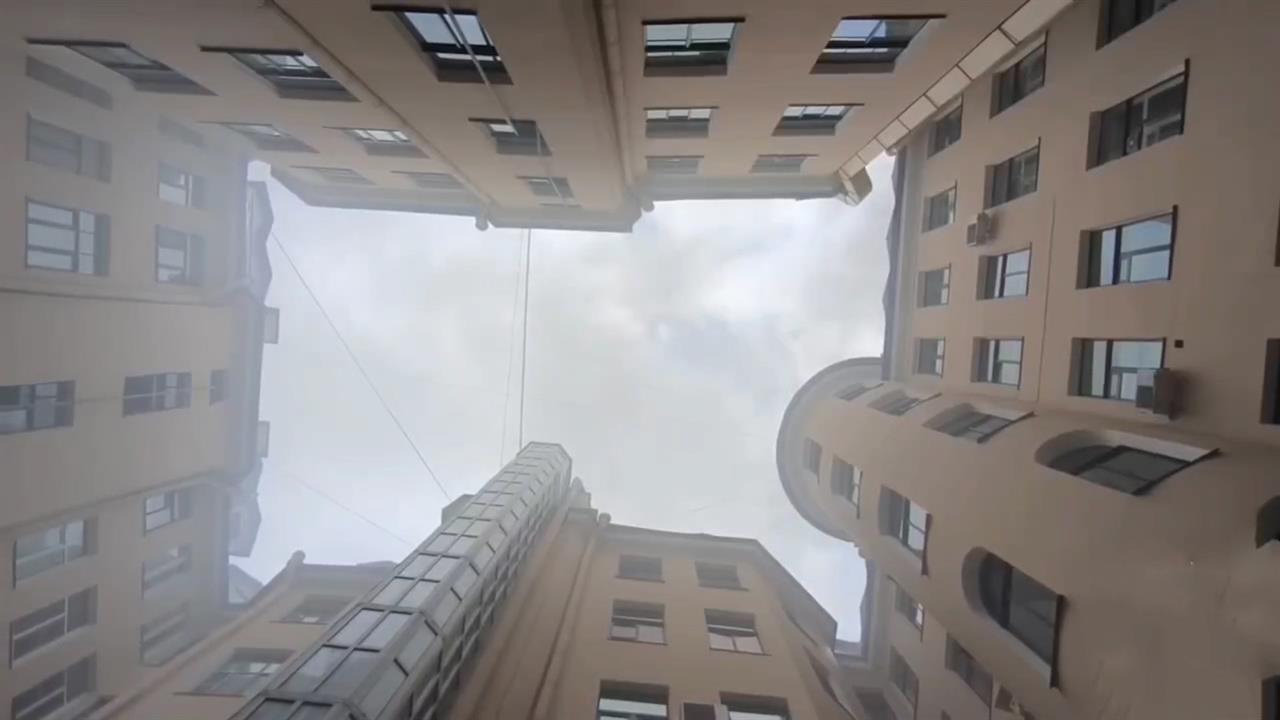 Чердак жилого здания загорелся на Невском проспекте в Петербурге: видео