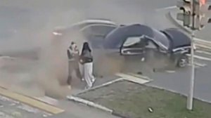 Родились в рубашке: летящие в сантиметрах от пешеходов легковушки попали на видео.