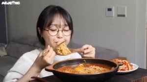Мукбанг лапша рамен и кимчи Еда на камеру