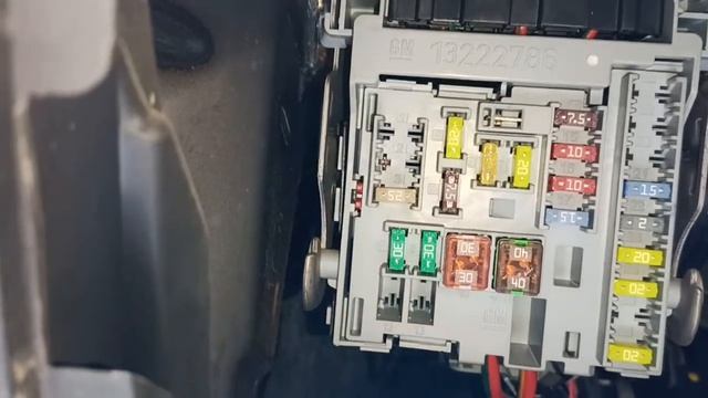 Какие ПРЕДОХРАНИТЕЛИ стоят В САЛОНЕ Chevrolet Cruze