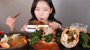 Кореянка ест морепродукты на камеру