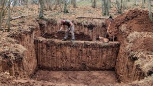 Мужчина строит секретную хижину, что бы выжить в одиночку.
