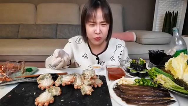 Мукбанг морепродукты и кимпбап Еда на камеру