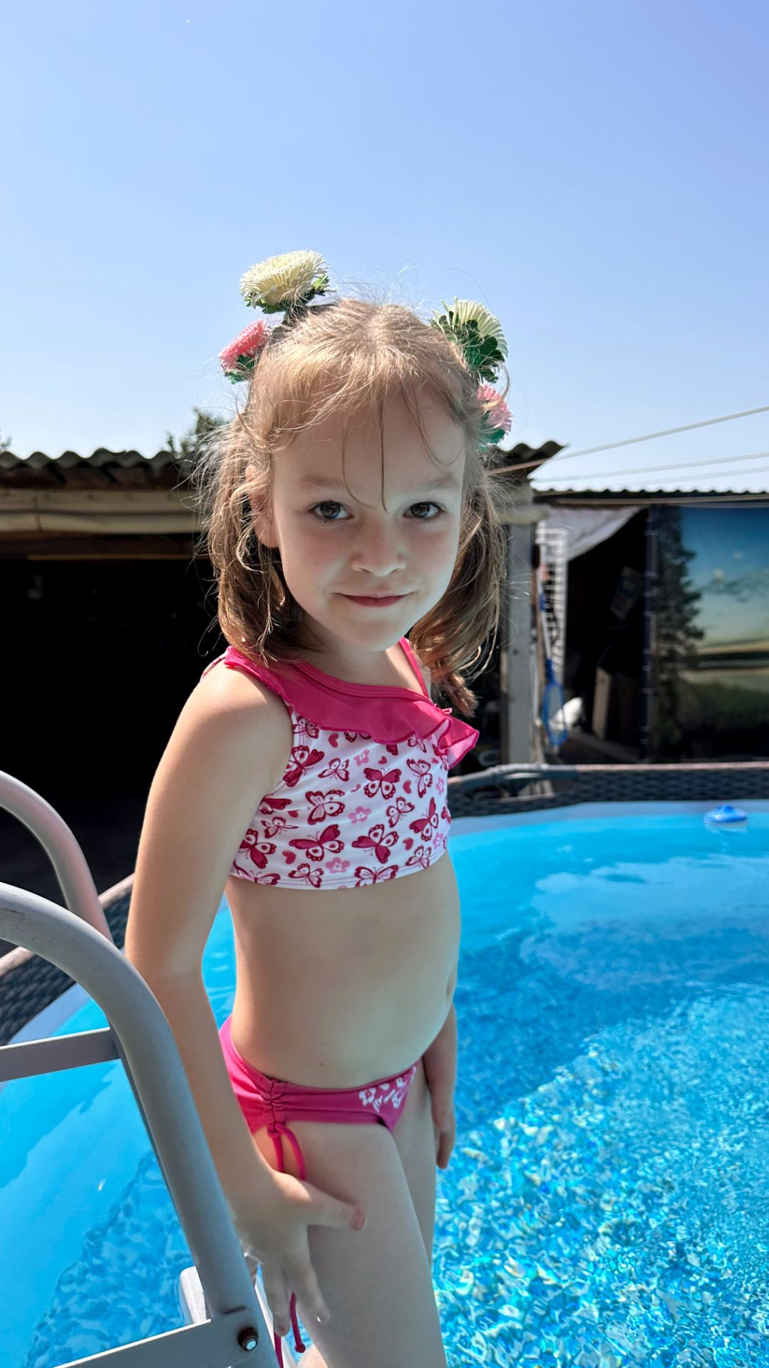 Арина веселится в бассейне
